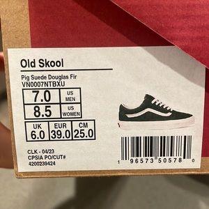 Color on vans is green. The shoe size on the vans is 7.0 men and 8.5 women’s